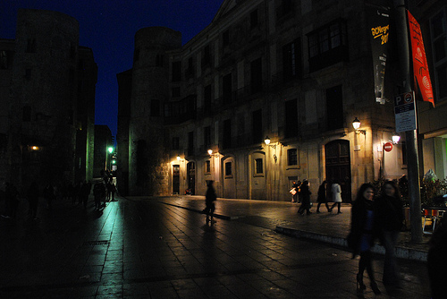 [Gothic quarter by night: image credit http://www.flickr.com/photos/thelucybrown/5419519846]